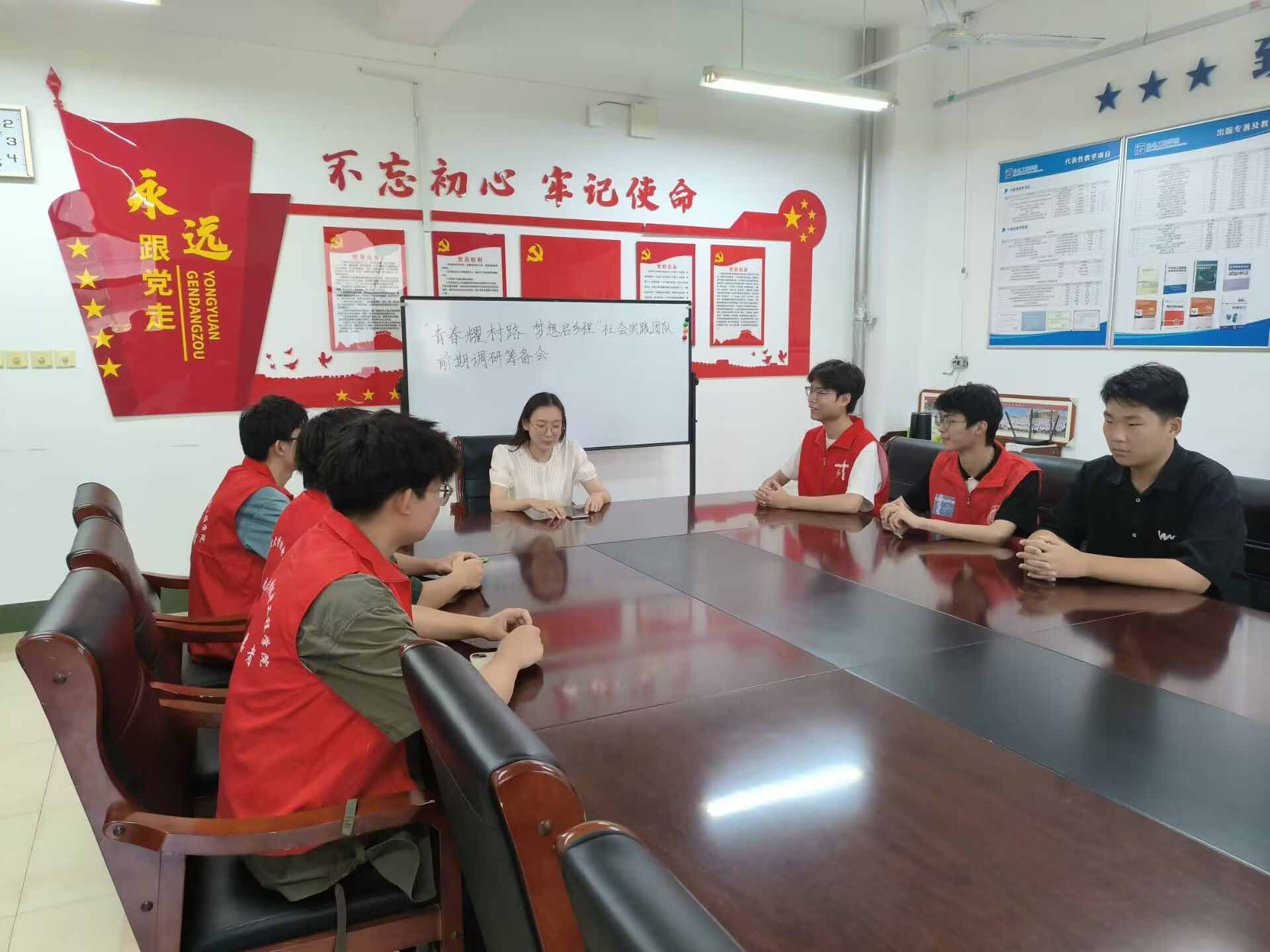 �ഺ���h���������l(xi��ng)���d�������ഺҫ��·����(m��ng)�놢�l(xi��ng)�̡����(hu��)��(sh��)�`���_ǰ�ڻI���(hu��)