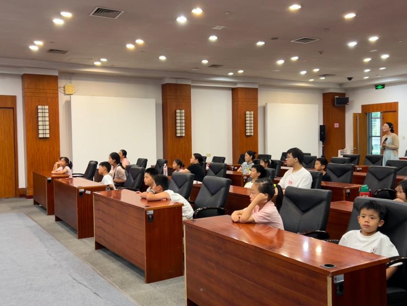 ͯ����ײӢ�Z(y��)Ȥ�����Ͼ�������W(xu��)̩�݌W(xu��)Ժ���t����ī���������(hu��)��(sh��)�`�o(j��)��(sh��)��30��